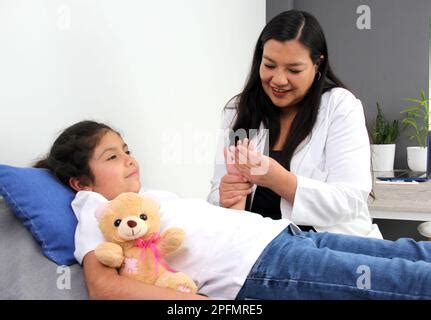 Le M Decin P Diatre F Minin Latina S Occupe De Sa Patiente De Gar On De Ans V Rifie Ses