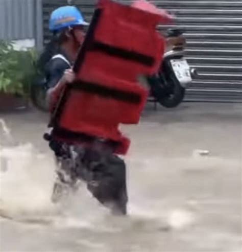 暴雨狂炸新北！土城「馬路變黃流」慘況曝光 生活 自由時報電子報