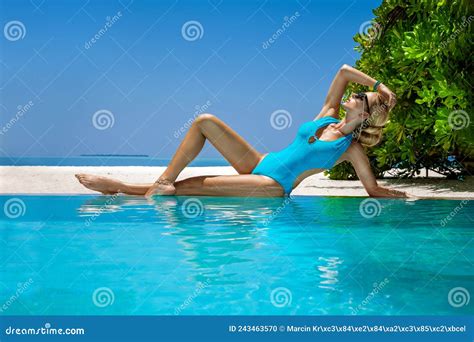 Sexy Frau In Bikini Am Tropischen Sandstrand Der Malediven Junges Glamour Modell In Badeanzug