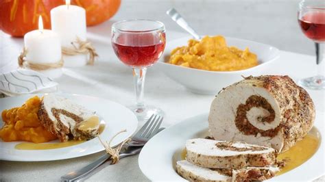 Putenrollbraten Mit Pumpernickel Rezept ESSEN UND TRINKEN