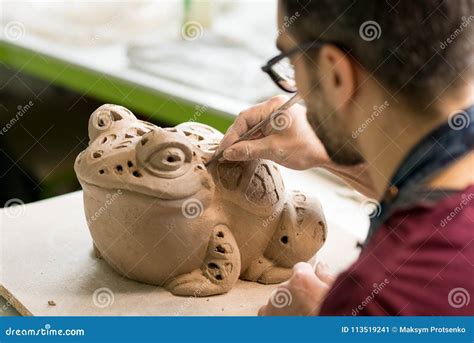 Ceramist Gekleidet In Einer Schutzblech Sculpting Statue Vom Rohen Lehm