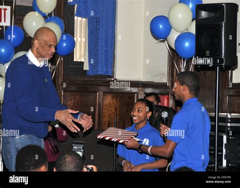 Kareem Abdul Jabbar El Legendario Jugador De La Nba Y Autor De Best Sellers Kareem Abdul Jabbar