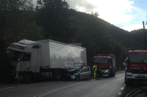 Dos ferides en un accident entre un cotxe i un camió al Pont de Suert