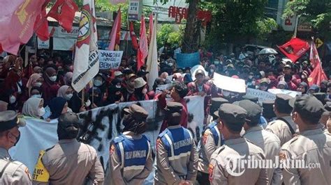 Ribuan Buruh Demo Di Kantor Gubernur Jatim Tolak Kenaikan Harga Bbm