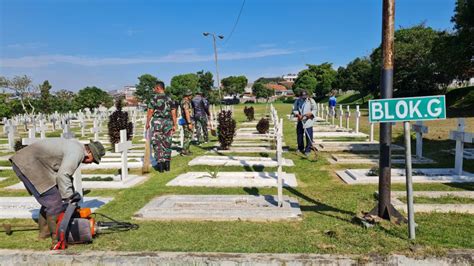 Hut Ke Tni Au Anggota Koharmatau Bersihkan Taman Makam Pahlawan