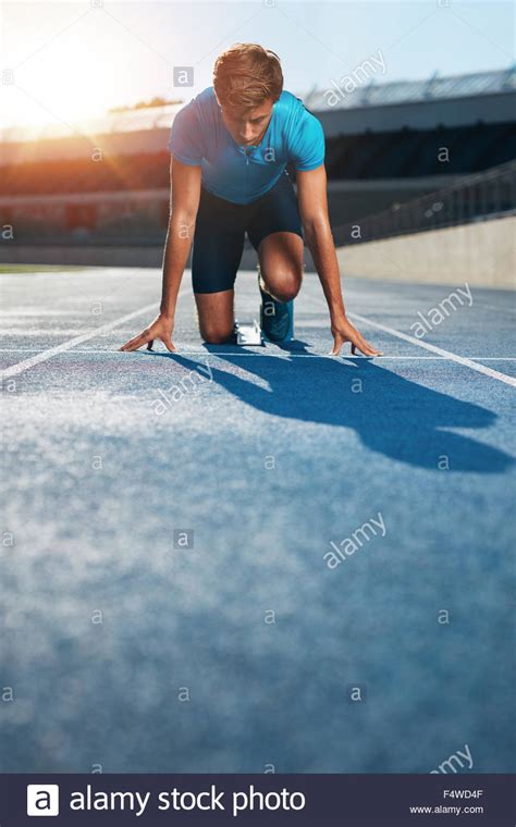 V A Atleta Masculino Profesional En Posici N Fija En El Esprint Bloques