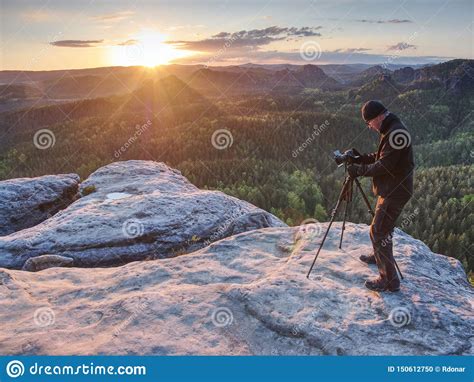 El Fot Grafo Prepara El Equipo Para Tomar Las Fotos En Cumbre Foto De