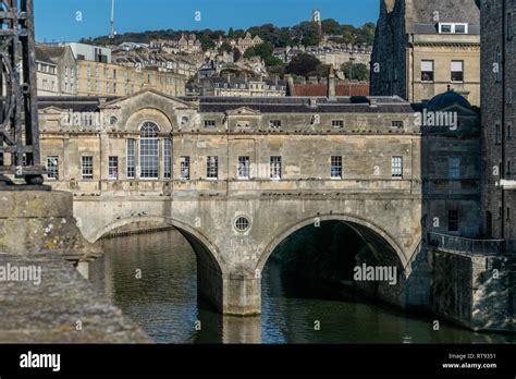 Pulteney bridge shops bath hi-res stock photography and images - Alamy