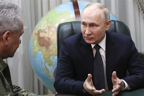 Putin visits military headquarters to assess war in Ukraine - Los ...