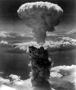 Explosão da bomba atômica no Atol de Bikini em 1946 tem imagens