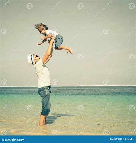 Pai E Filho Que Jogam Na Praia Imagem De Stock Imagem De Amor Oceano