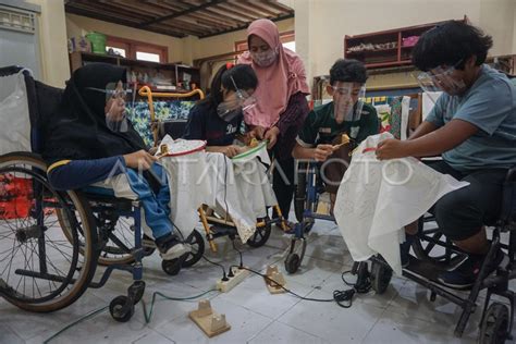 PELATIHAN MEMBATIK BAGI SISWA PENYANDANG DISABILITAS ANTARA Foto