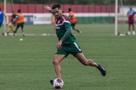 No Flu Ganso Treina Bola Para Enfrentar A Portuguesajogada