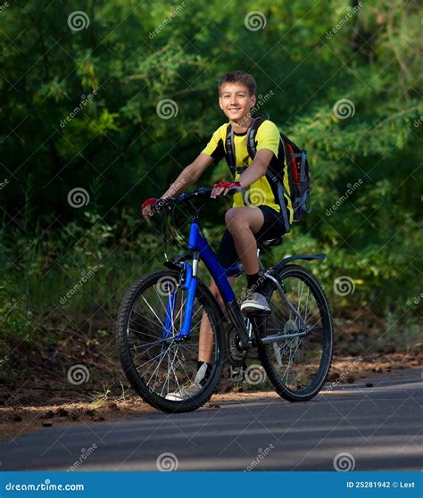 Adolescente Su Una Bicicletta Che Viaggia Nel Legno Fotografia Stock