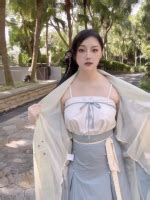 Hai em lesbian xinh gái mê cổ trang và thích BDSM Full Clip Hot