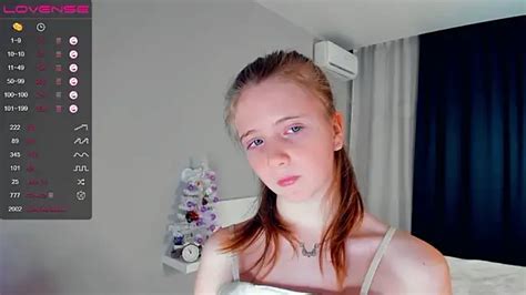 RoseWellsk Fully Naked Stripping On Cam For Live Porn Movie Chat