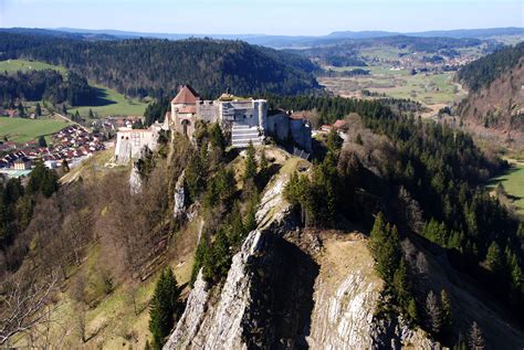 Sur les sentes du Fort Malher vue sur le Château de Joux Jura suisse