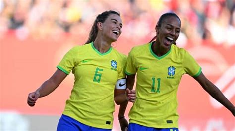 No último amistoso antes da Copa Feminina Brasil faz grande jogo e