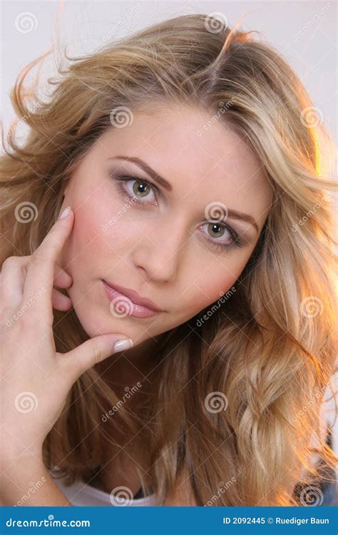 Fille Blonde Avec Le Long Cheveu Image Stock Image Du Gens Yeux 2092445