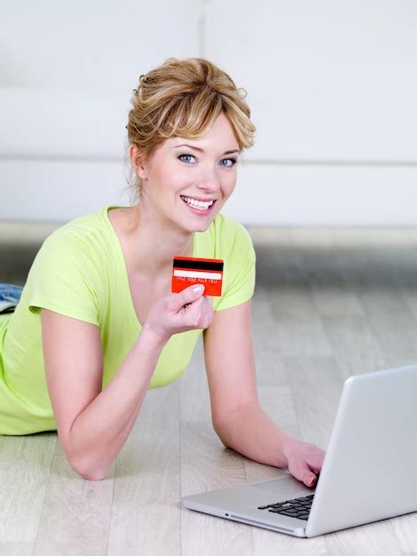 Belle Femme Blonde Avec Un Sourire Heureux Tenant Une Carte De Crédit Et à L aide D un