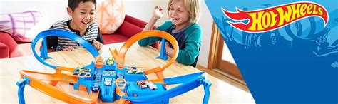 Hot Wheels Banset Med Leksaksbil I Skala 1 64 Fyra Korsningar Att Krocka I Drivs Av