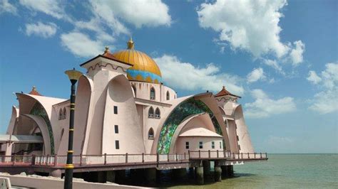 Unik Masjid Terapung Di Selat Malaka Malaysia Bernuansa Melayu Dan