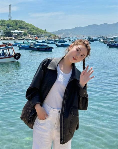 Hot girl nhóm hài tỉ view đầu năm khoe nhan sắc nhầm nữ sinh Báo Kiến Thức