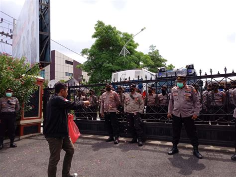 Mahasiswa UINSA Surabaya Demo Mapolda Jatim - Suara Surabaya