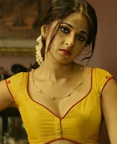 Anushka Shetty In Vaanam Hot Throw Back Saree Pics