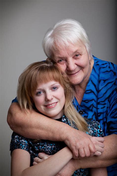 Portrait De Petite Fille Et De Sa Grand Mère Amour Photo Stock Image