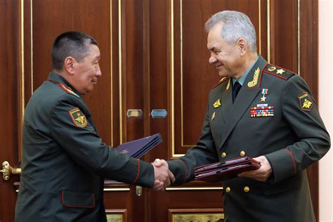 Министры обороны РФ и Киргизии Шойгу и Бекболотов подписали два ...