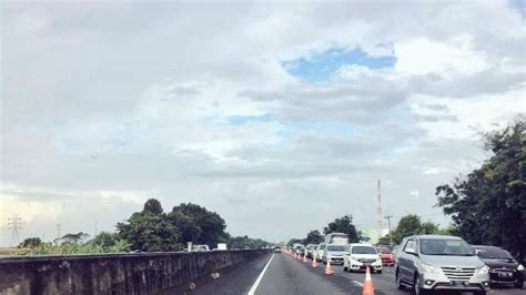 Foto Lalu Lintas Tol Dari Jakarta Ke Cikarang Utama Ramai Lancar