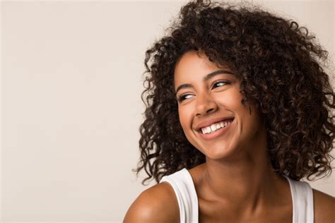 Comment entretenir ses cheveux bouclés ou frisés Minute Conso