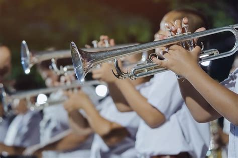 Niños tocando un instrumento musical Foto Premium