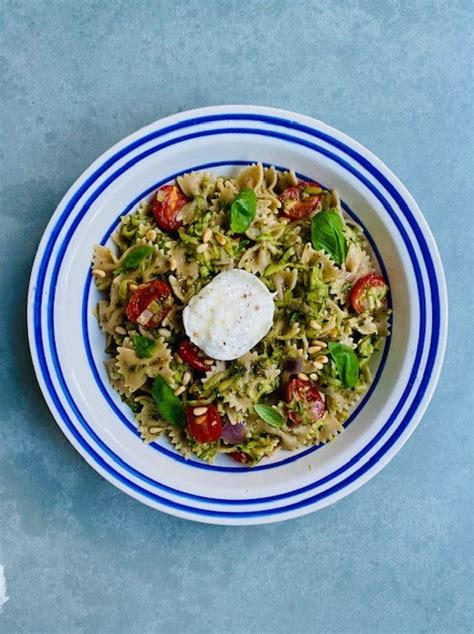 Pasta Met Courgette Tomaat En Mozzarella Aan Tafel Bij Anna