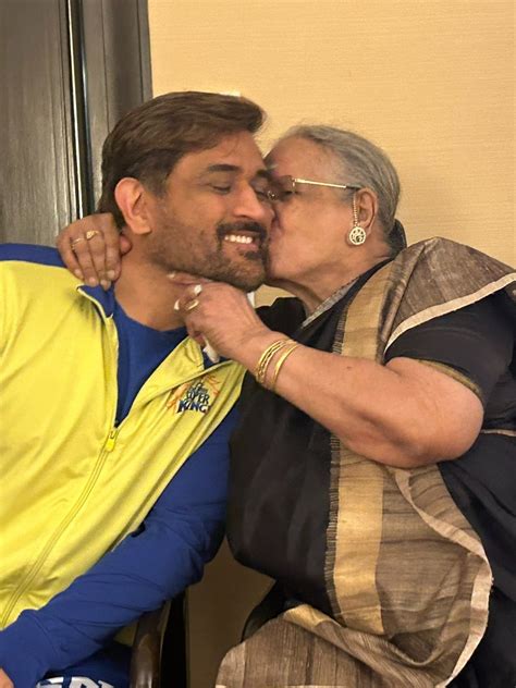 Ipl 2023 Ms Dhoni Meets His 88 Year Old Fan