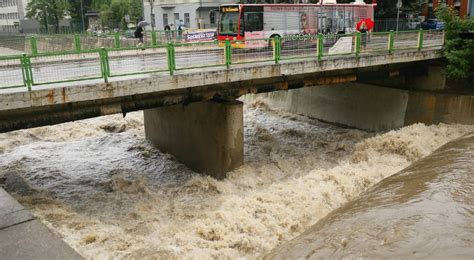 Alarm Powodziowy W Bielsku Bia Ej Region Sparali Owany Przez Ulewy I