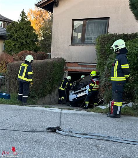 Nö Bergung eines in Hauszufahrt umgestürzten Klein Pkw in Steinabrückl