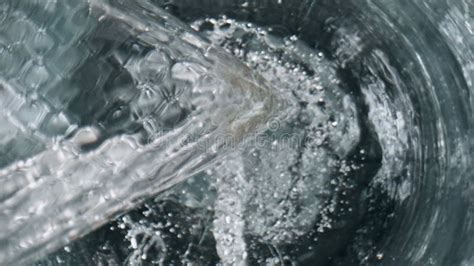 Agua Pura Cayendo De Vidrio Cerrado Vaso Transparente De Llenado De