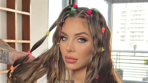 Romina Malaspina con un ajustado bikini celeste bailó al ritmo de Despechá y hasta Rosalia le