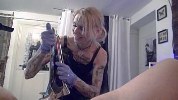 Enfermera guapa Espéculo de caballo enorme Dominación femenina Fisting anal con los pies