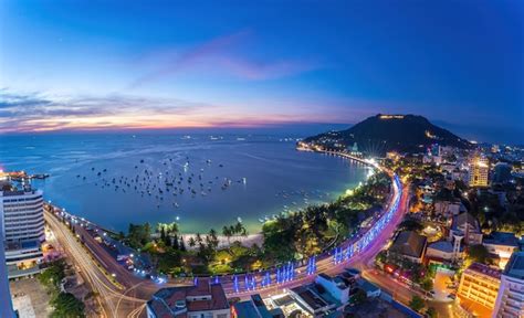 Vista aérea da cidade de vung tau belo pôr do sol e tantos barcos