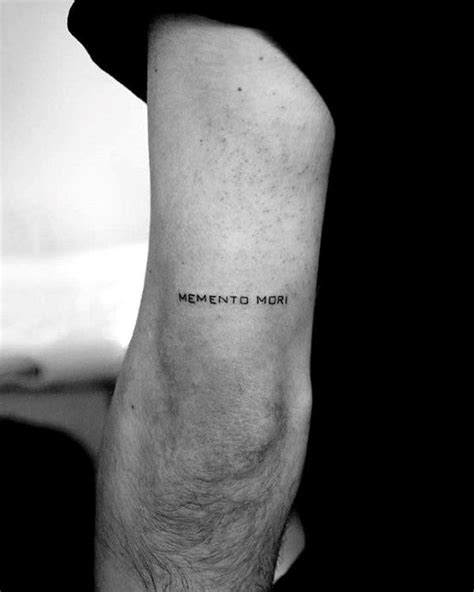 a man with a tattoo on his leg saying,'mementod mor