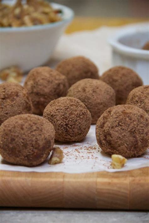 Raw Vegan Crunchy Walnut Date Truffles Ricette Crude Tartufo