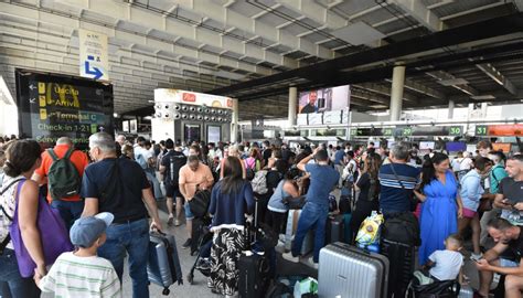 Etna in eruzione e aeroporto di Catania chiuso: arrivi e partenze ...