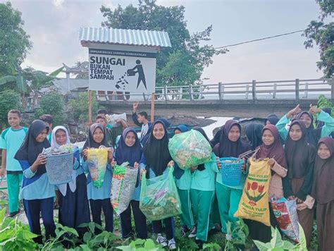 Infopublik Pelajar Halteng Lakukan Bersih Pantai Peringati Sumpah Pemuda