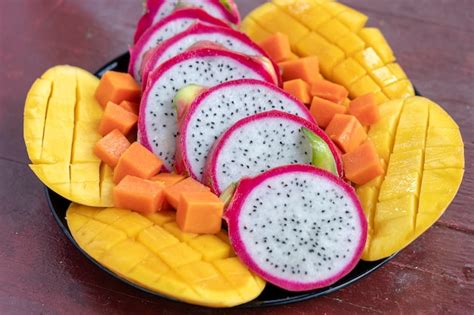 Surtido De Frutas Tropicales En Un Plato De Cerca Muchos Colores De