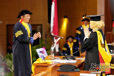 Lantik Wisudawan Rektor Dorong Lulusan Unpad Terus Belajar Dan