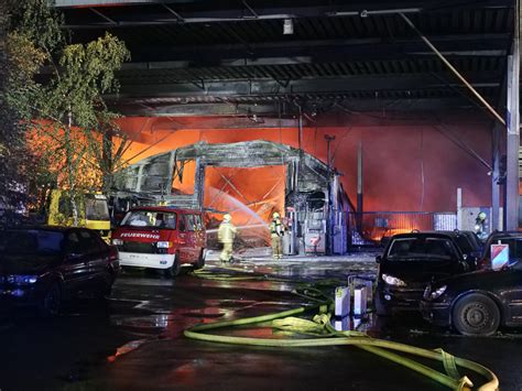 Lagerhalle Einer Autoverwertung Steht In Vollbrand BG PRESS