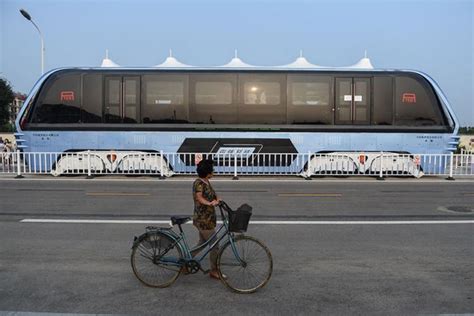 Ônibus que passa por cima dos carros é criado na China Alto Astral